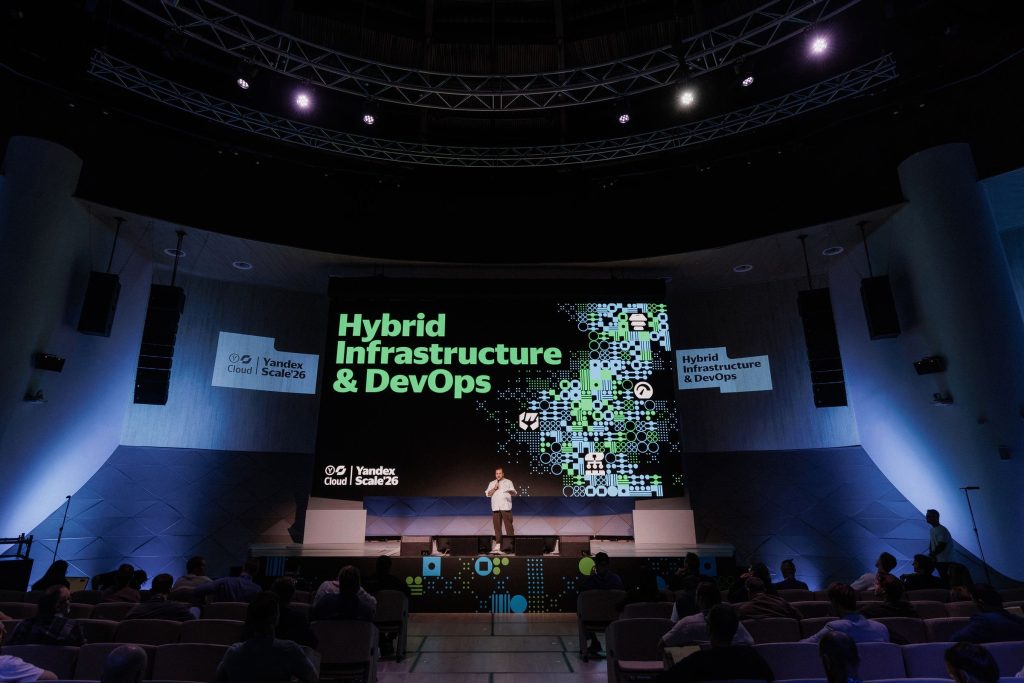 Зал трека Hybrid Infrastructure & DevOps на Yandex Scale 2026